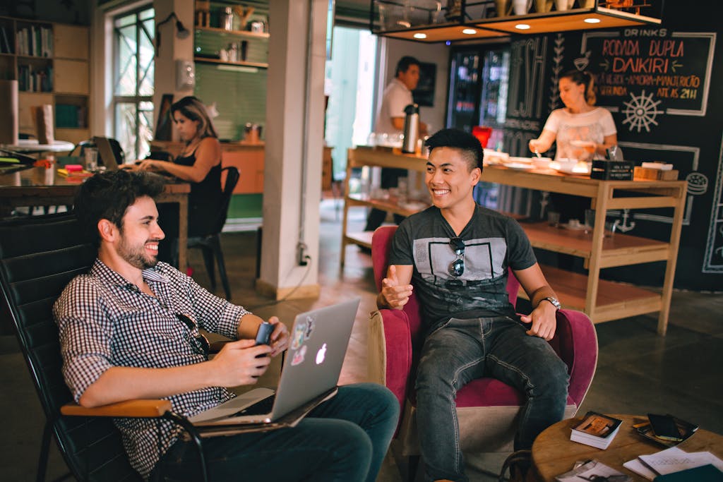 2 hommes discutant ensemble dans un espace de coworking