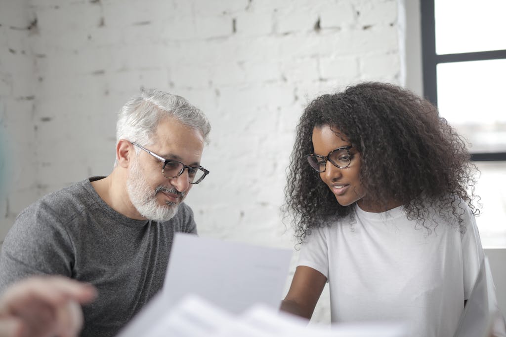 Un homme qui conseille une jeune femme