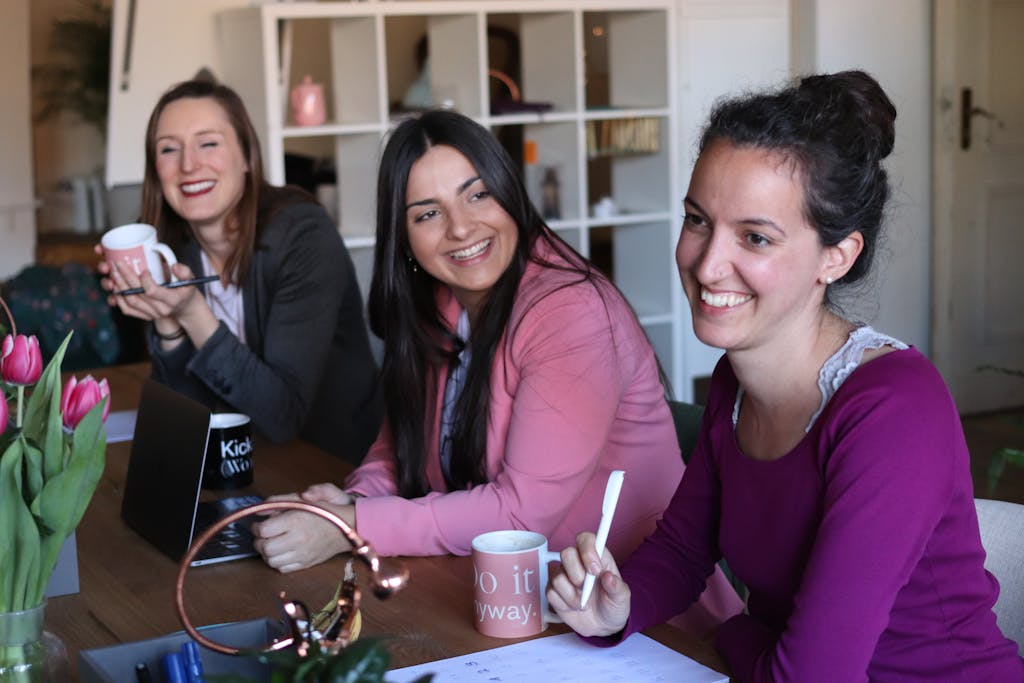 3 femmes, côte à côte, souriantes